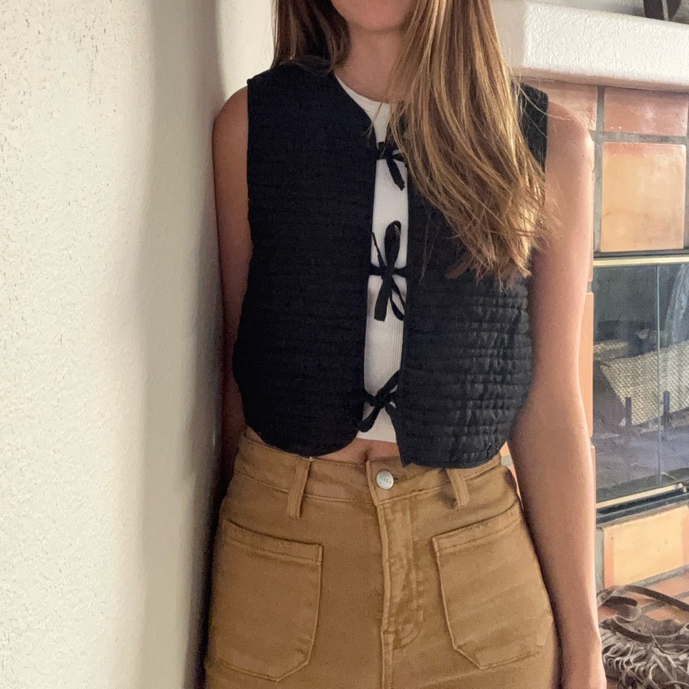Aritzia Wilfred linen Quilted front tie linen Vest in XXS: Summer minimilist